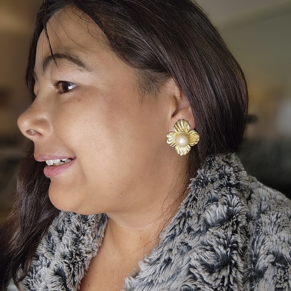 WOMENS VINTAGE GOLD PLATED SUN FLOWER FAUX PEARL CLIP ON EARRINGS - Picture 5 of 7